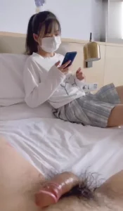 清纯JK小美女裸足黑丝中筒袜足交吐奶