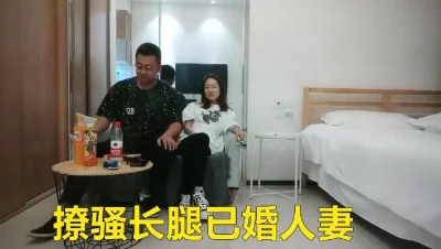 微信上聊了一个多月长腿已婚人妻终于约出来了